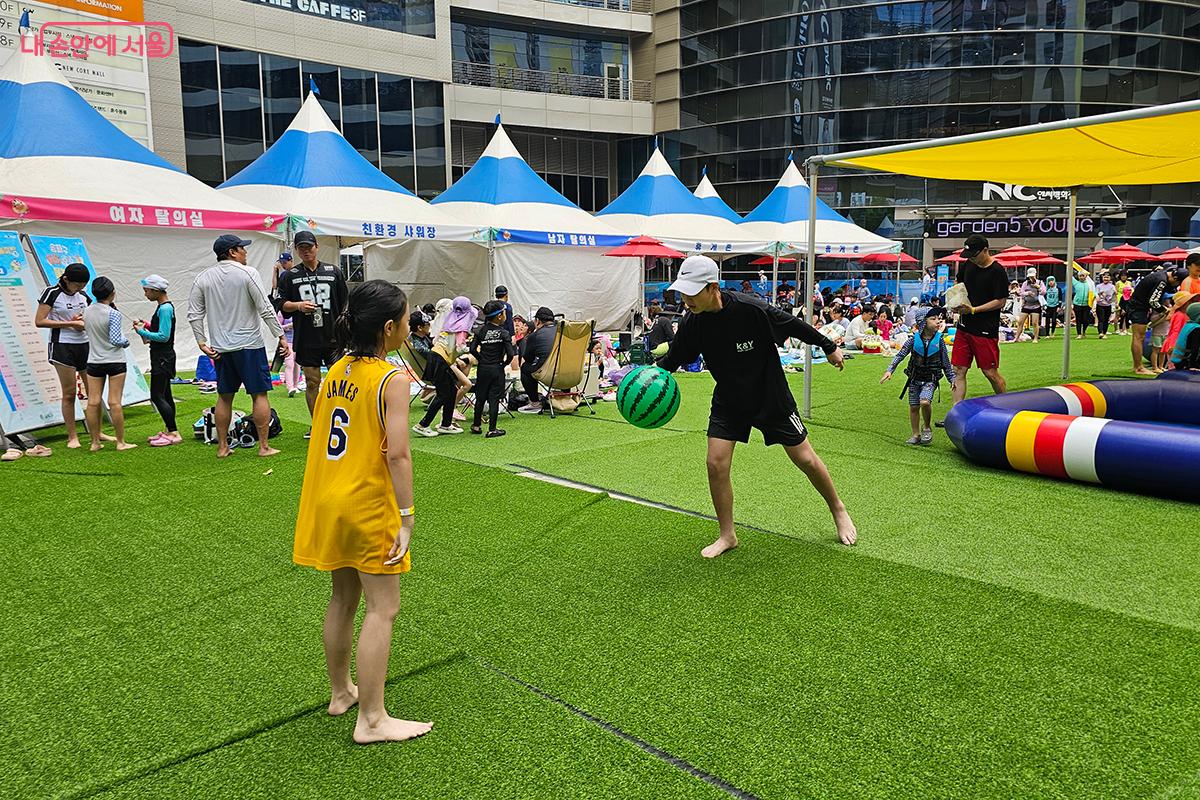 입구 바닥에 촘촘히 깔린 '인조잔디'가 어린이들이 신나게 뛰어놀아도 미끄러지지 않게 보호해 준다. ©이혜숙