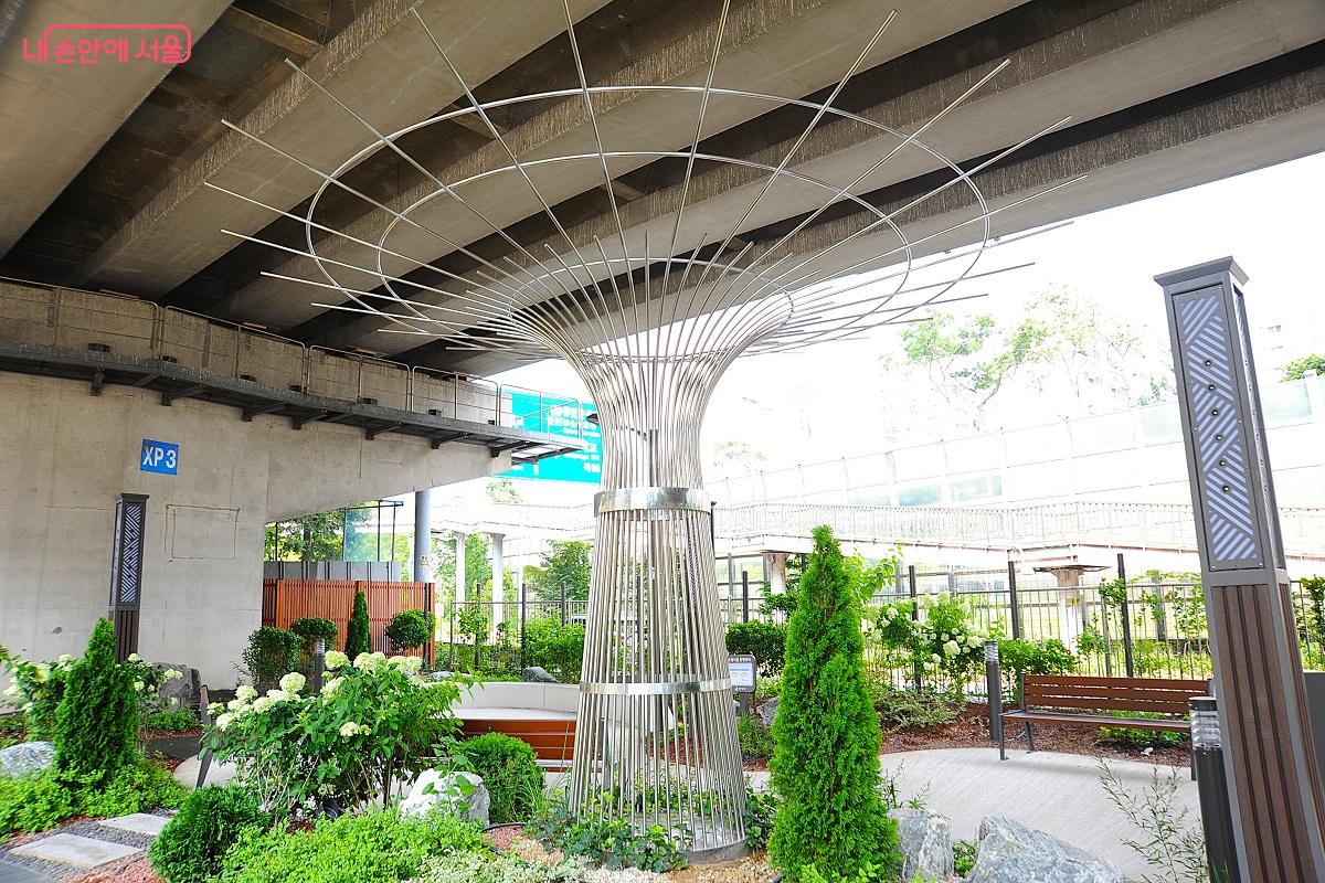 쉼터에는 수목 식재와 함께 조형물인 트렐리스를 설치해 즐길 거리를 더했다. ©조수봉