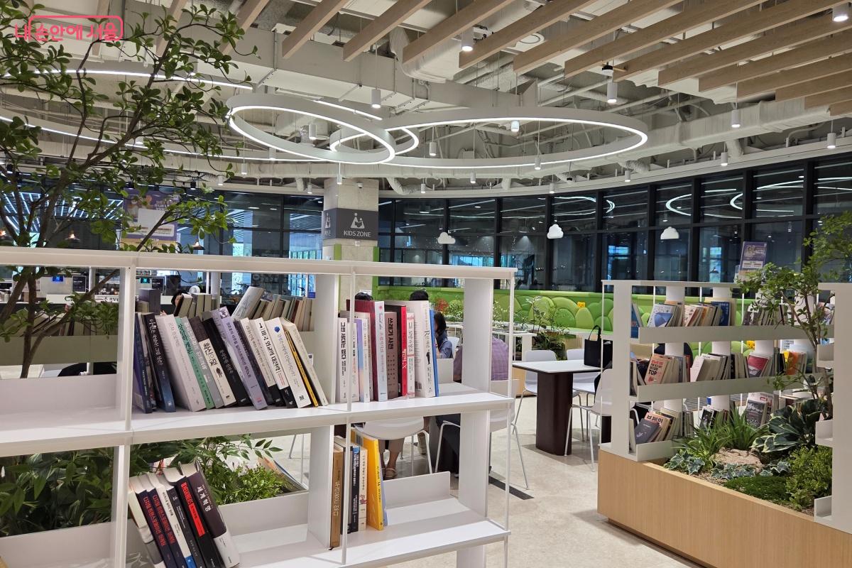 다양한 책이 비치되어 있어서 책을 꺼내 읽어도 좋을 듯하다. &copy;김미선