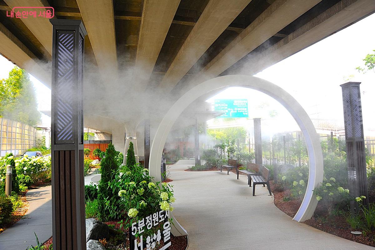 정오부터 오후 9시까지 가동하는 6개의 미스트 열주를 설치했다.  ©조수봉