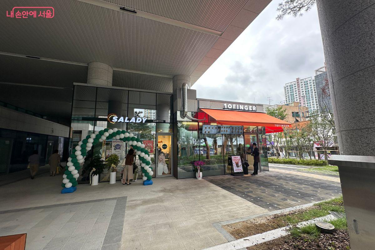 행정청사와 상업시설을 결합한 ‘관상복합청사’로 지어졌다. ©김재형