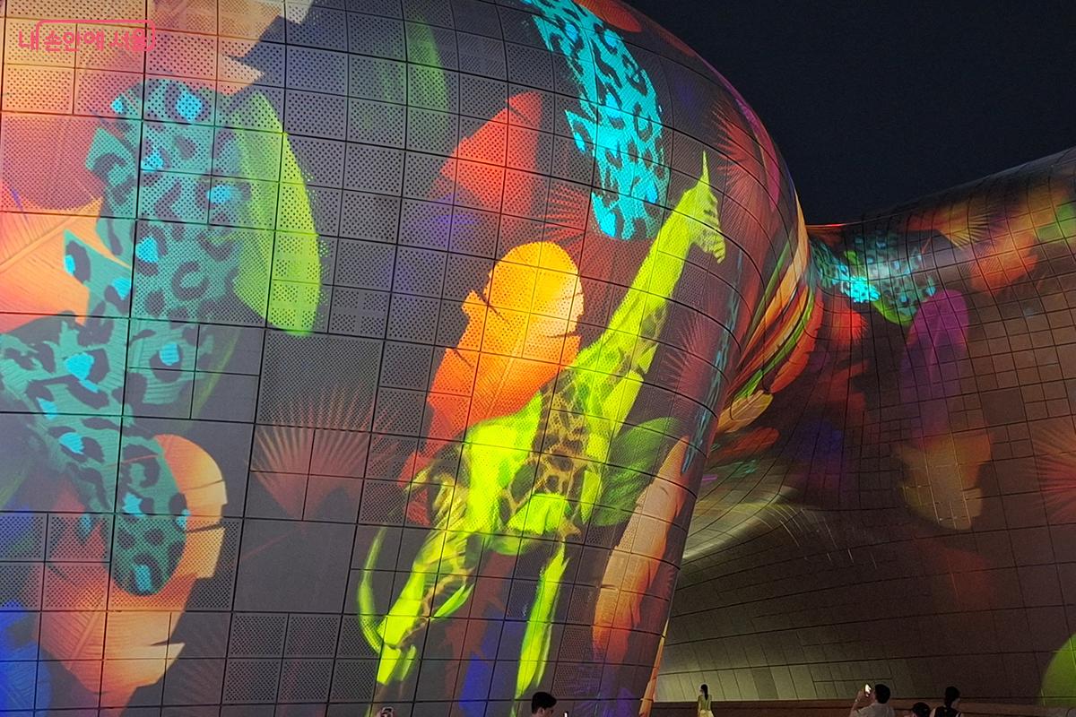 디지털화 된 밀림 속에서 스치듯 지나가는 기린의 모습이 '자연의 생명력은 가상 세계에서도 유효한가'라는 질문을 던진다. ©정향선