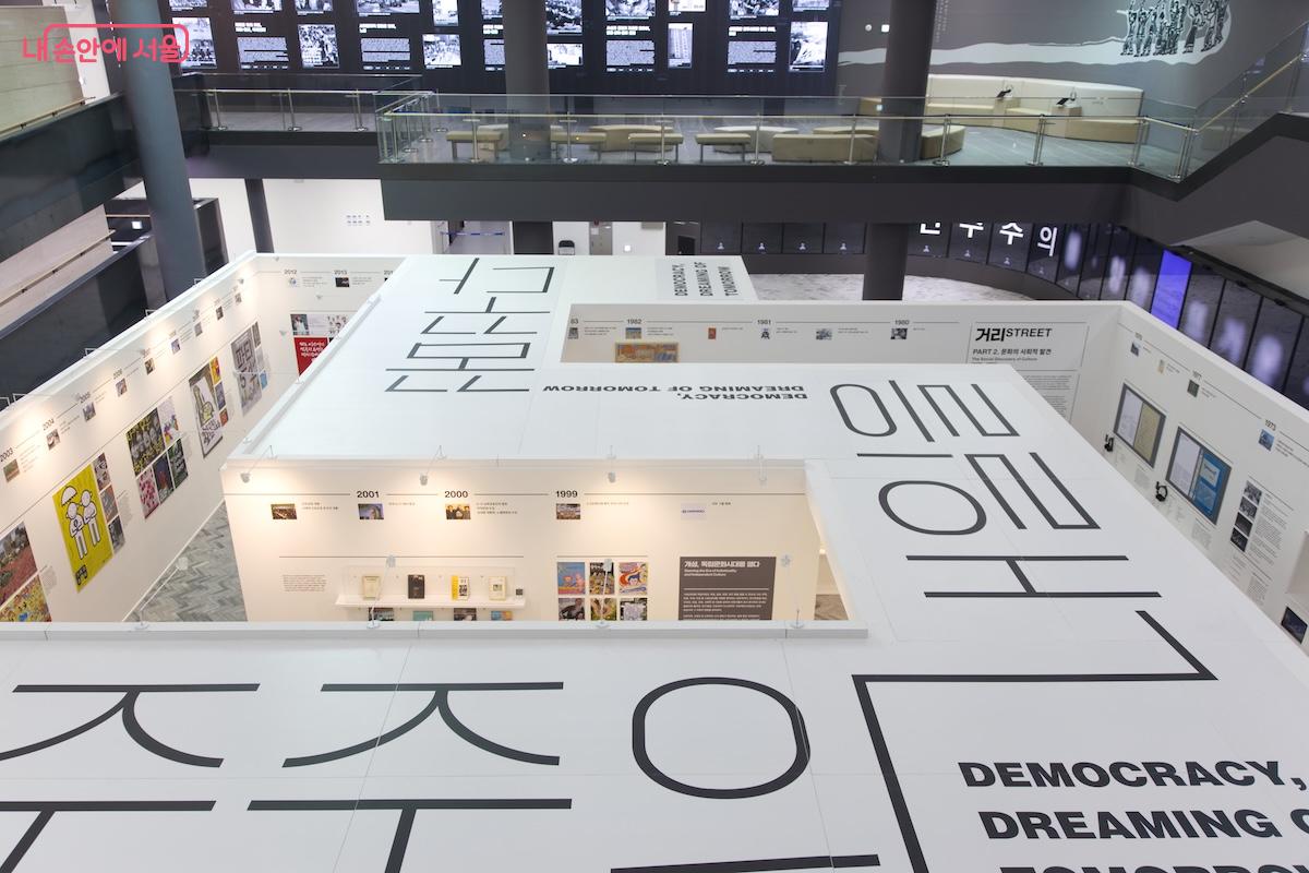 지하 1층에서 내려다 본 지하 2층의 개관기념 특별전시 공간 &copy;임중빈