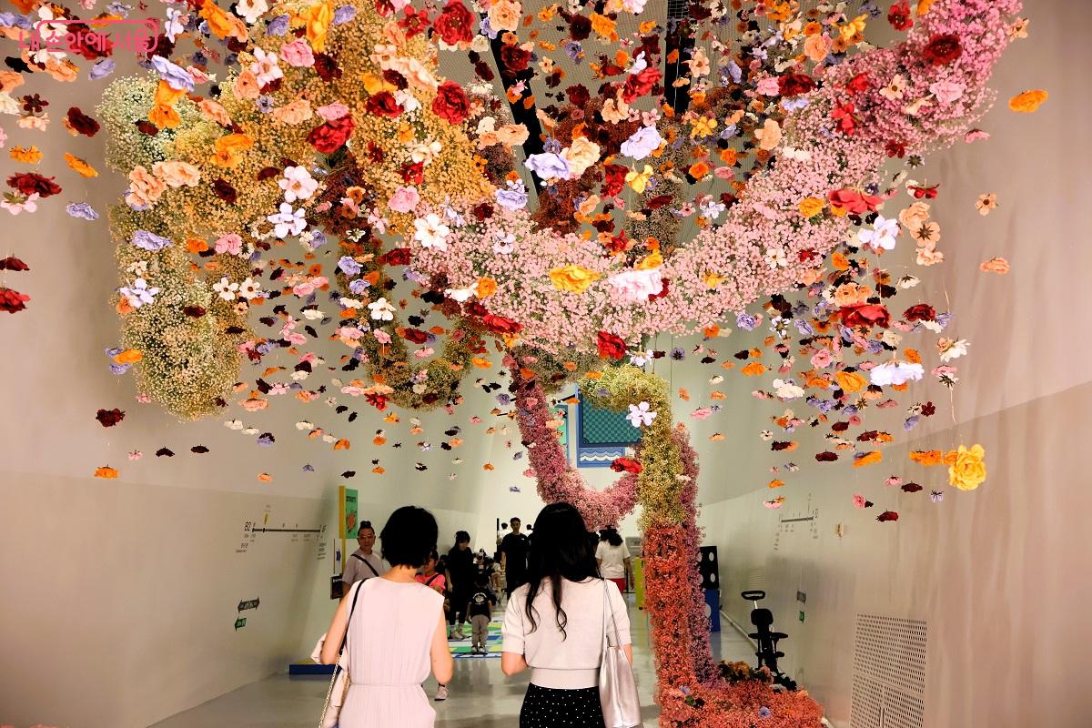 디자인 둘레길 따라 꾸민 행사장 꽃길을 걷고 있는 시민들 ©이봉덕