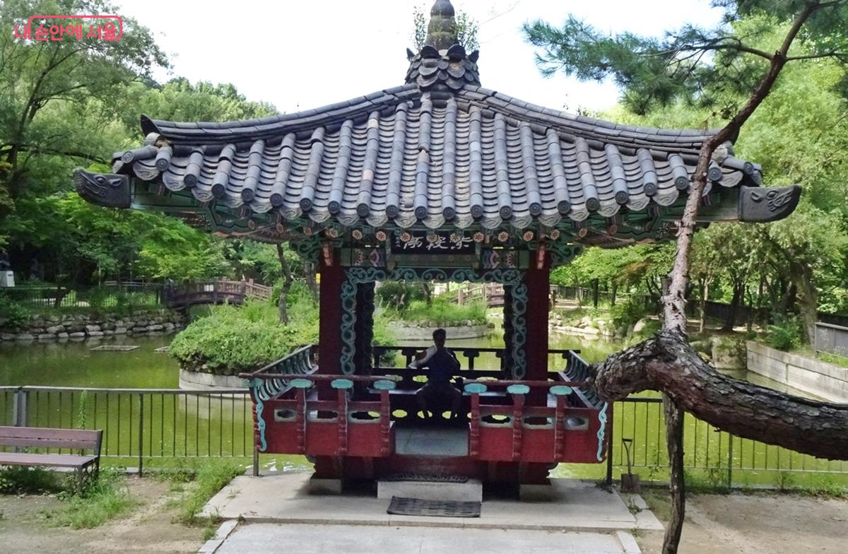 운치 있는 호수공원과 정자 '자하정' &copy;김종성 