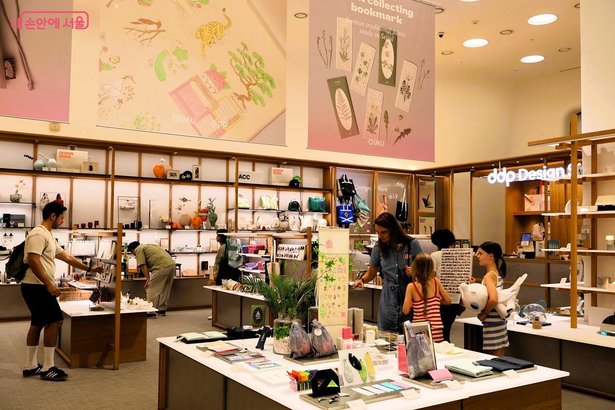 외국인 관람객들이 서울시 굿즈를 구입하기 위해 DDP디자인스토어를 둘러보고 있다. 
