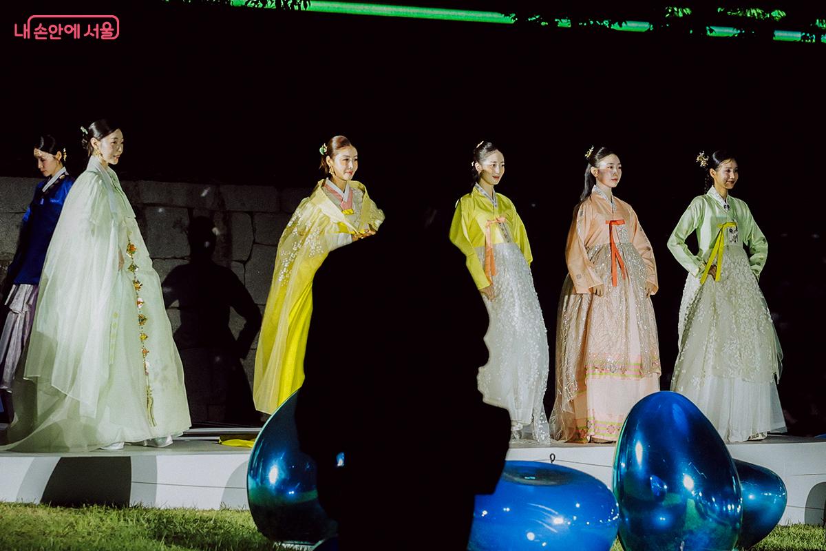 고운 색상과 독창적인 패턴이 결합된 작품 ⓒ김아름