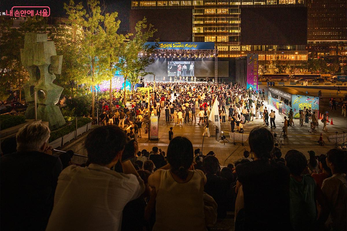 세종문화회관 계단까지 가득 메운 인파 ⓒ장신자