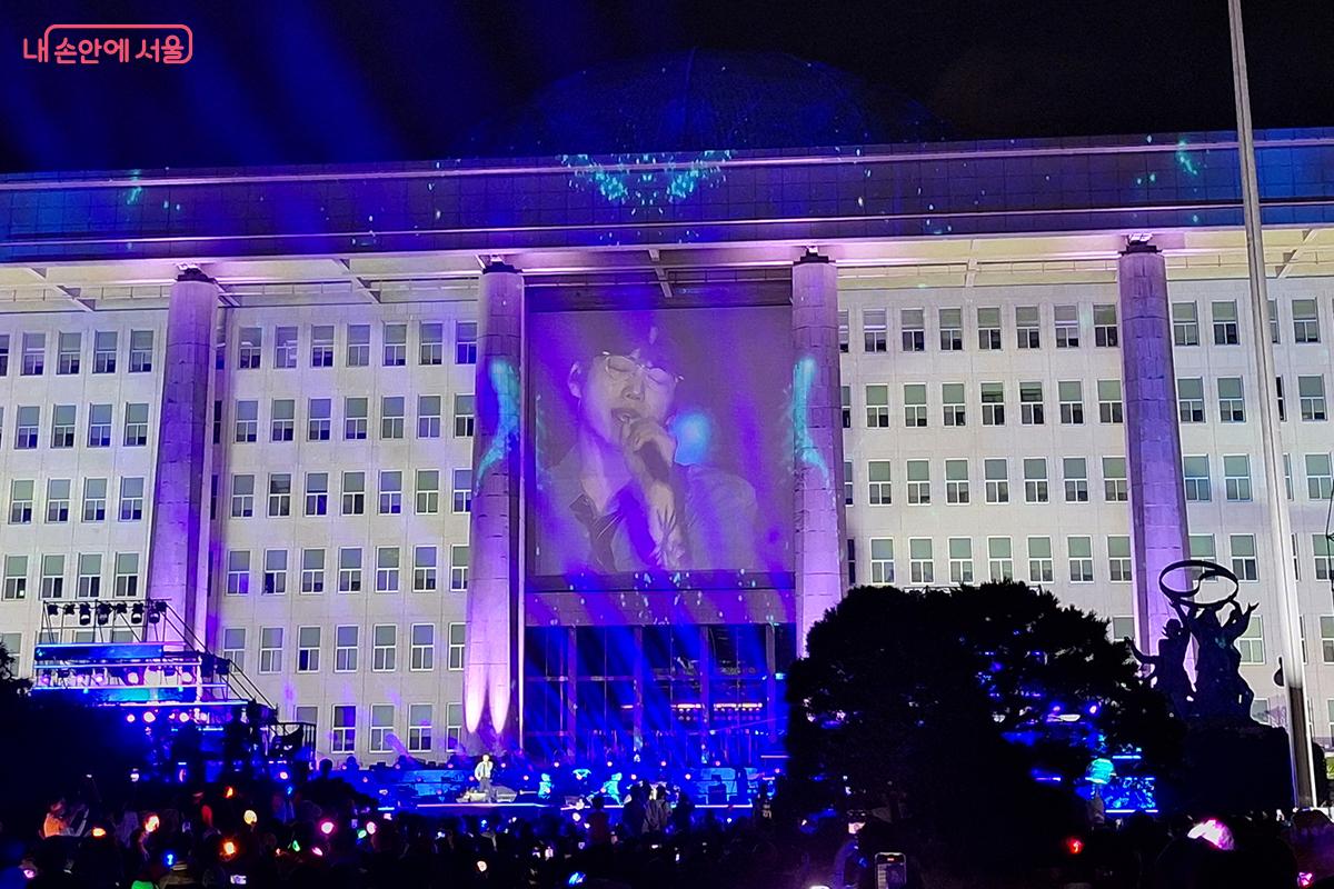 '10cm(십센치)'는 특유의 멜로디와 경쾌한 리듬으로 행사의 분위기를 밝게 이끌었다. &copy;백승훈