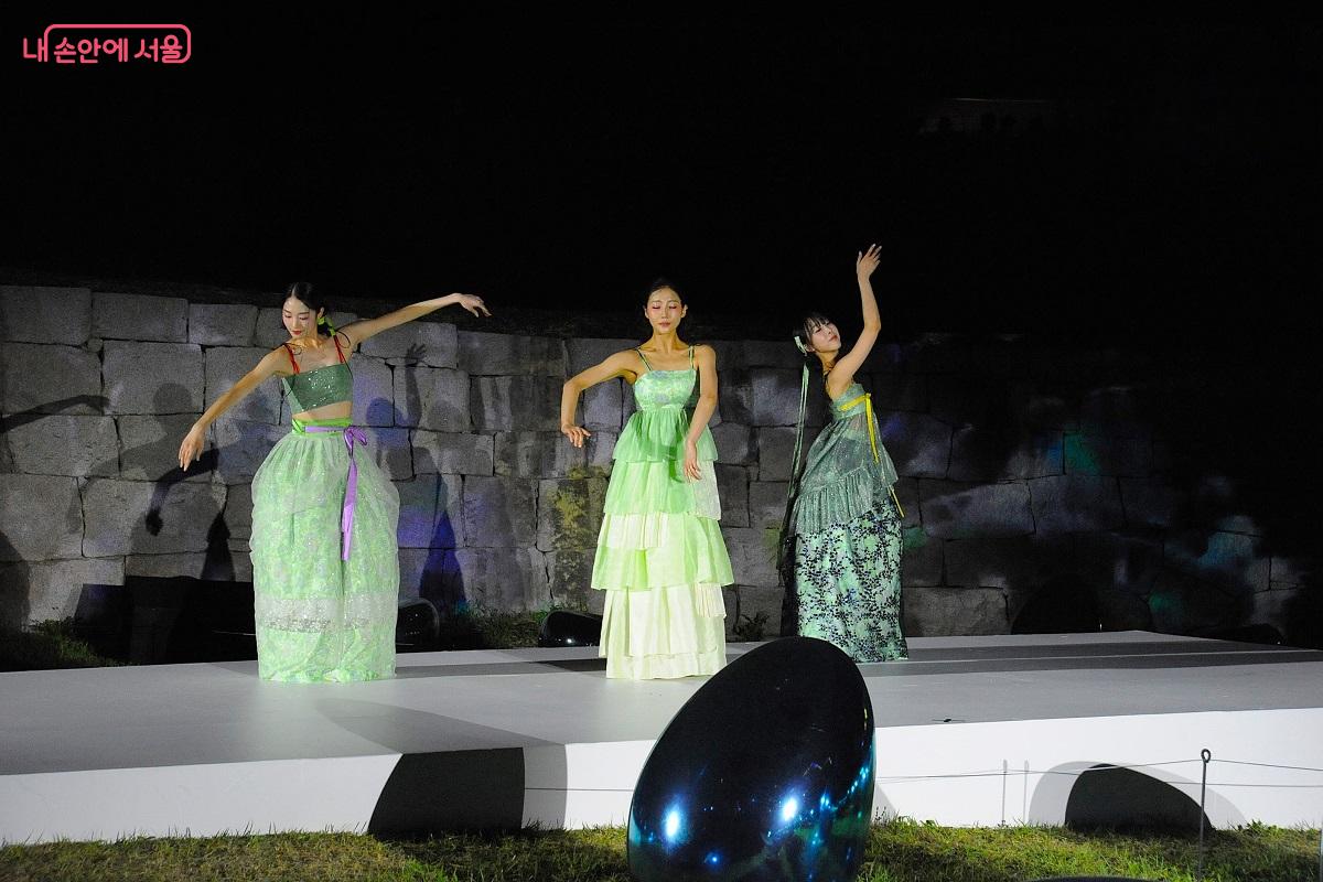 ‘금단제’와 협업으로 구성된 한복 브랜드 ‘오우르’의 패션쇼 ©조수봉