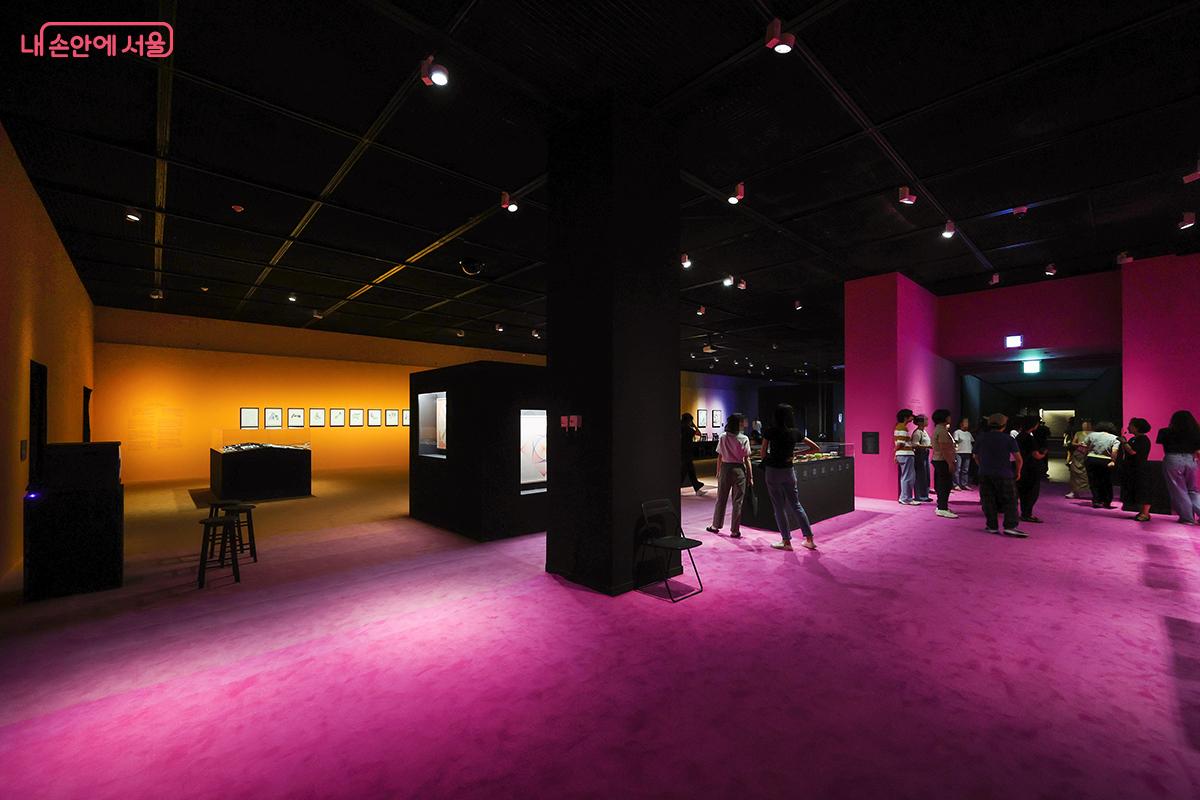 1층 전시. <어제 온다면 내일은 최초가 되리라> 전시장 모습 ©김주연
