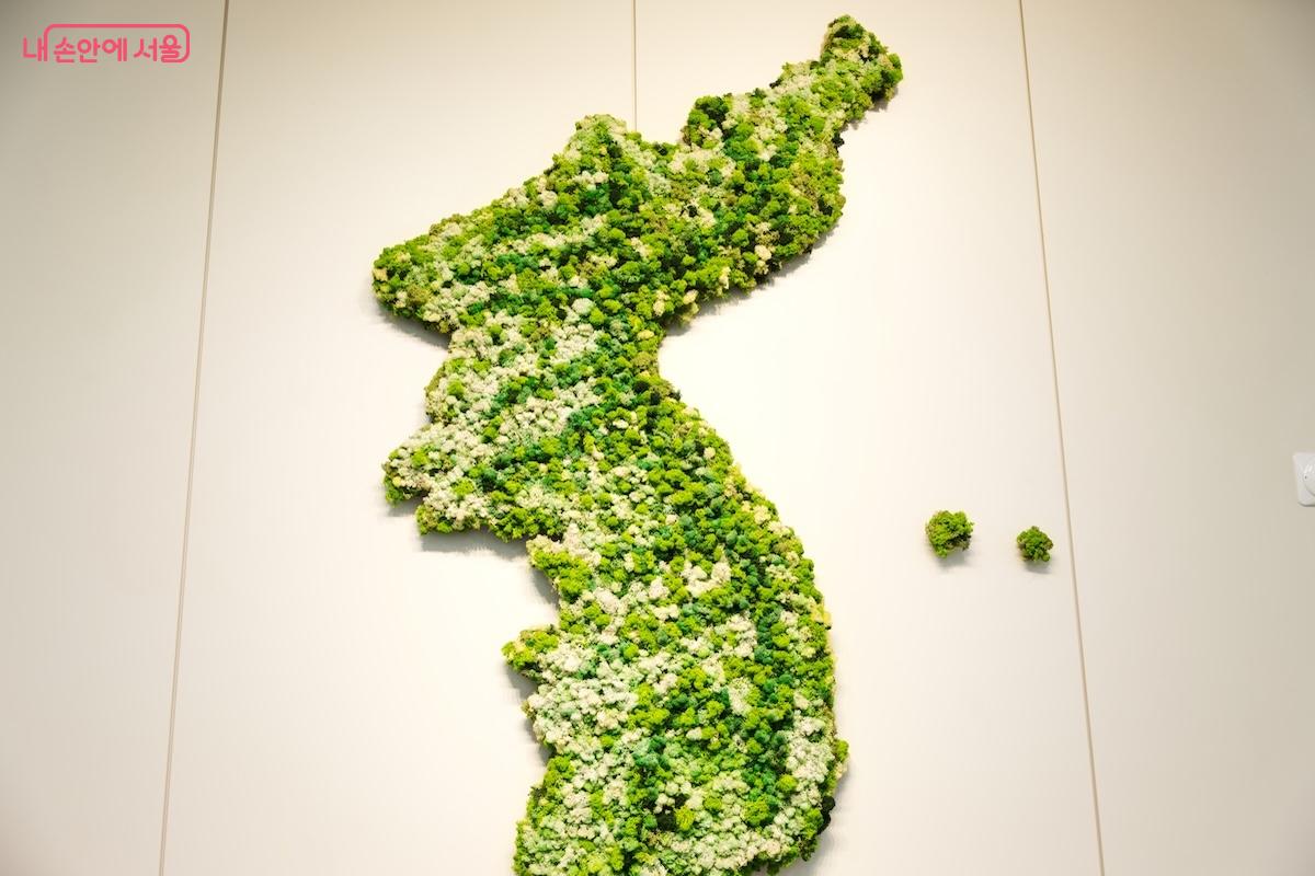 1층 특별전시실 입구에 멋진 한반도 조형물이 조성되어 있다. &copy;임중빈