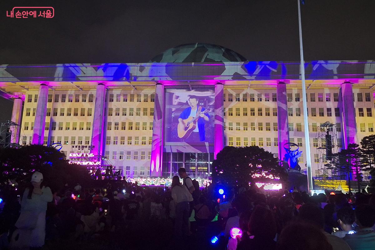 가수 강산에의 통기타에서 울리는 조용한 리듬과 가사는 관객들에게 묵직한 울림을 남겼다. &copy;백승훈