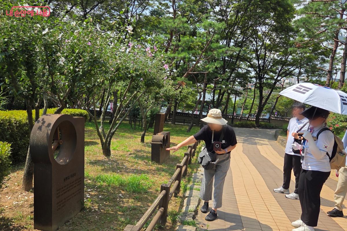  독립운동가들의 고향에서 가져와 식재한 무궁화  다섯 그루도 마주했다. ©김미선