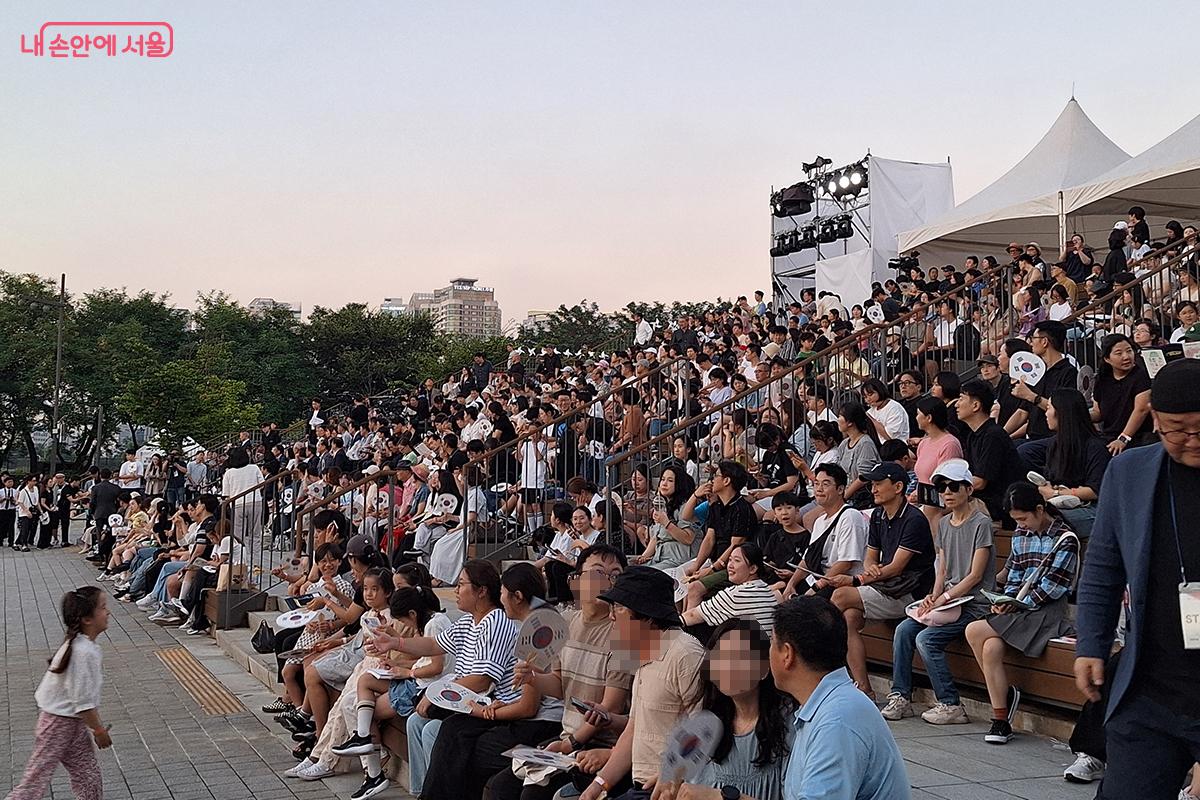 가족 단위의 시민들은 물론 외국인 관광객들까지 잔디마당에 모였다. &copy;백승훈