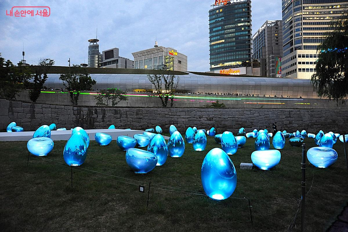 ‘Light Drops’는 라이팅 인스톨레이션 작품으로 이번 전시 행사의 메인 콘텐츠다. ©조수봉