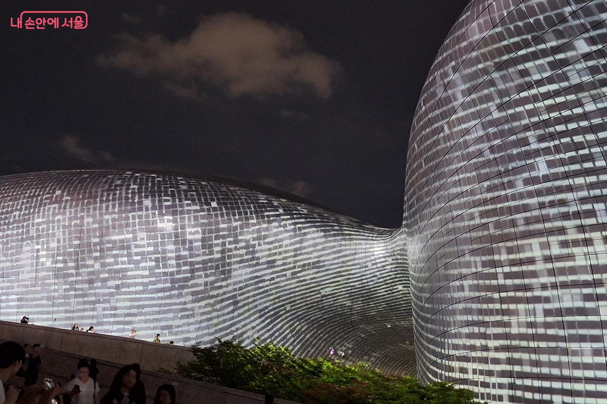 거대한 빛의 흐름과 웅장한 사운드의 유기적 결합은 가상과 현실의 경계를 허물며 관람객들에게 깊은 감동을 선사한다. ©정향선