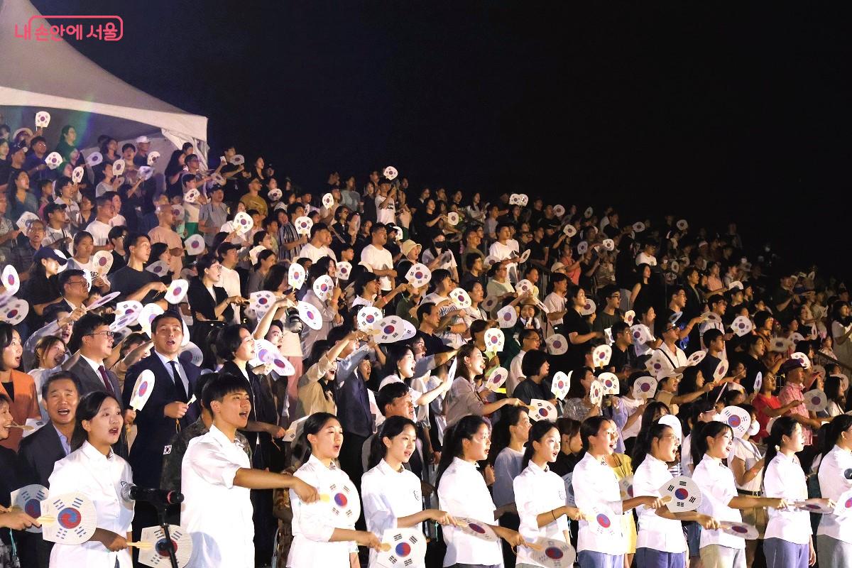 광복 80주년 기념 행사 마지막 순서, 참여자 모두 함께 태극기 부채를 흔들며 부른 합창은 우리 모두의 심금을 울렸다. ©이봉덕