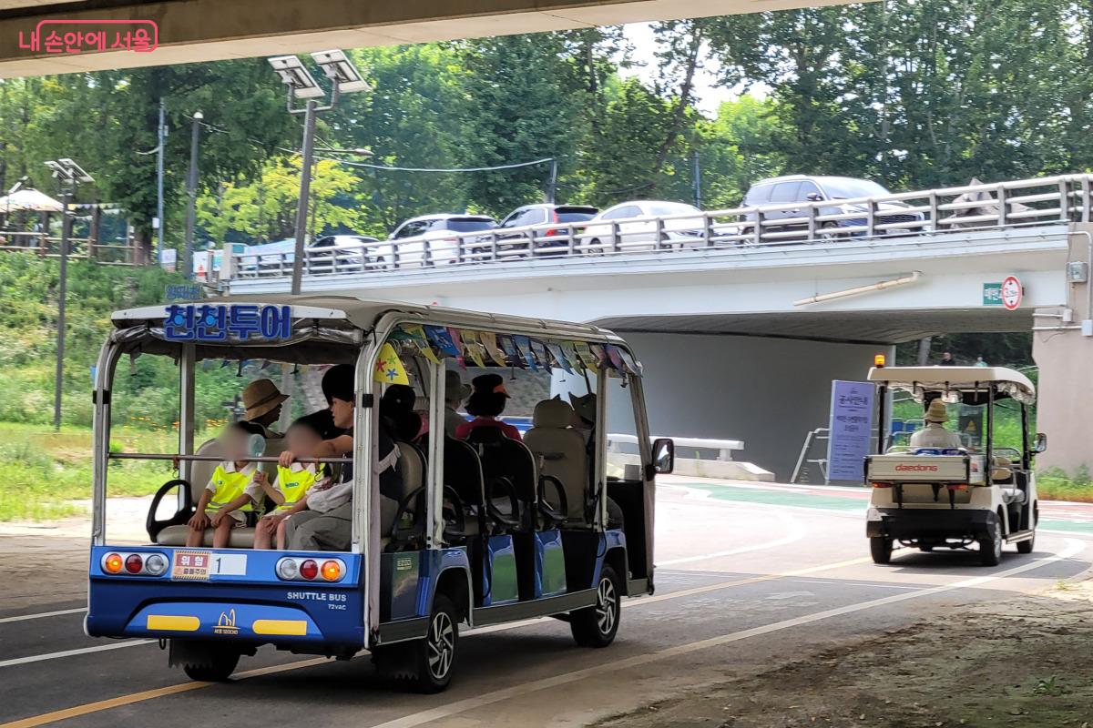 ‘양재천 천천투어’ 때, 전기 셔틀차를 타고 양재천 곳곳을 탐방했다. ©김민지
