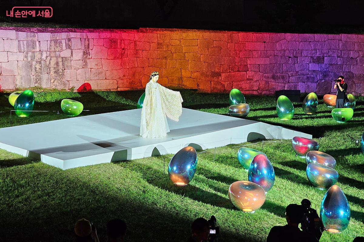 한복과 레이저가 만들어낸 패션쇼는 한복의 우아함과 미디어아트의 역동성이 만나 환상적인 무대를 선보였다. 