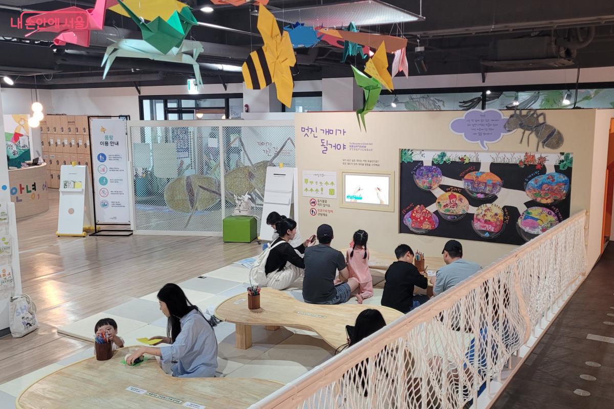 1층, 영상을 보며 종이접기를 할 수 있는 공간 &copy;김민지