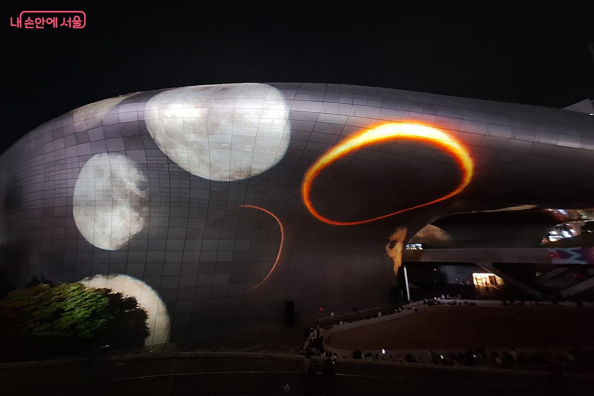 티모 헬거트 작가는 'Moon Cycle(문 싸이클)'을 통해 수백 개의 달로 시간과 감정의 흐름을 노래를 부르듯 표현해낸다. ©정향선