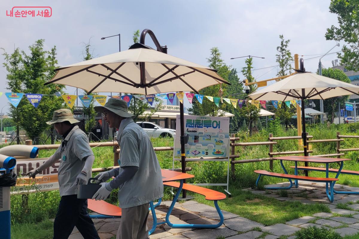 집결지에는 파라솔과 테이블, 의자, 냉풍기가 마련되어 있었다. ©김민지