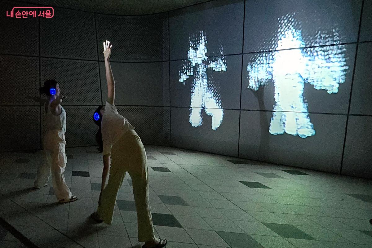 재미있는 몸짓으로 작품에 참여하고 있다. ©김윤경