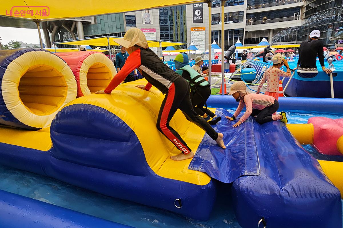 장애물 코스의 마지막 관문인 터널 코스 입구로 들어가는 어린이들의 모습 &copy;이혜숙