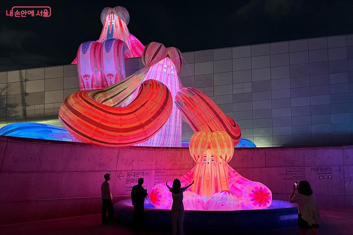 풍선을 소재로 한 조형물 &lsquo;Pool Teacher&rsquo; &copy;김진호