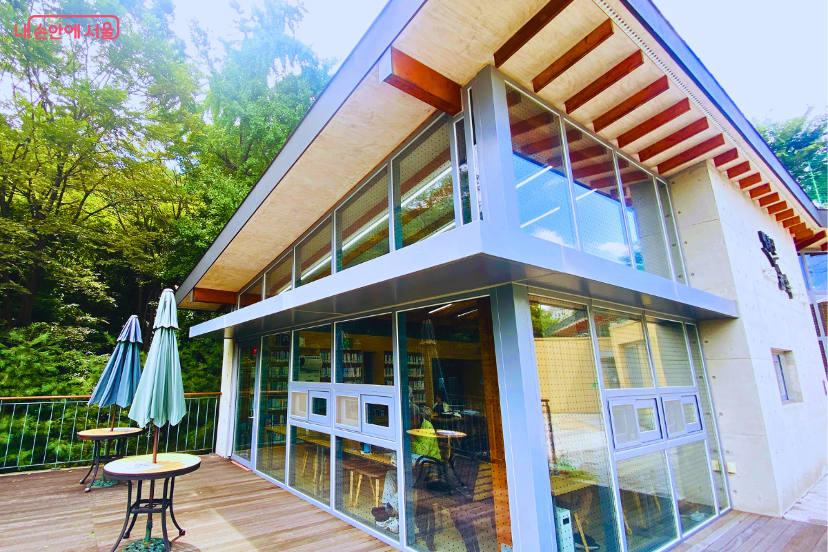 숲과 맞닿은 매봉산숲속도서관의 야외 테라스 휴식 공간 ©양정화