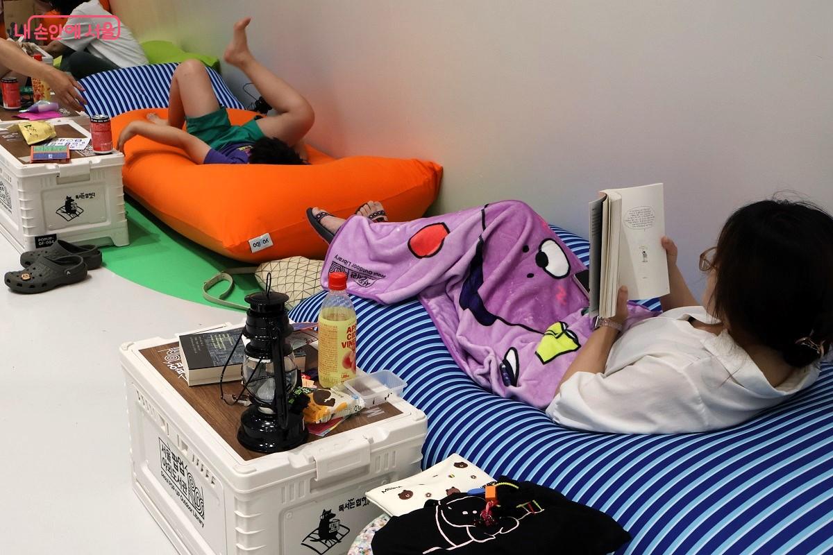 어린이들이 책을 읽으며 빈백 쿠션에서 딩굴뎅굴 놀고 있다. ©이봉덕