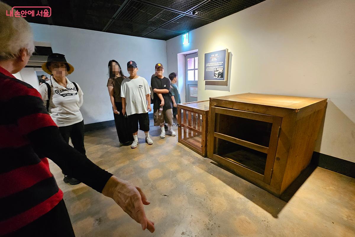 1평도 안 되는 작은 상자 안에 독립운동가들을 가두는 고문기구가 보는 이들의 치를 떨게 한다. ©이혜숙