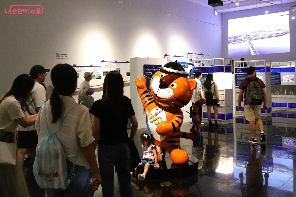 88 서울올림픽 상징 호돌이 앞에서 관람객들이 인증 사진을 남기고 있다. ©이봉덕