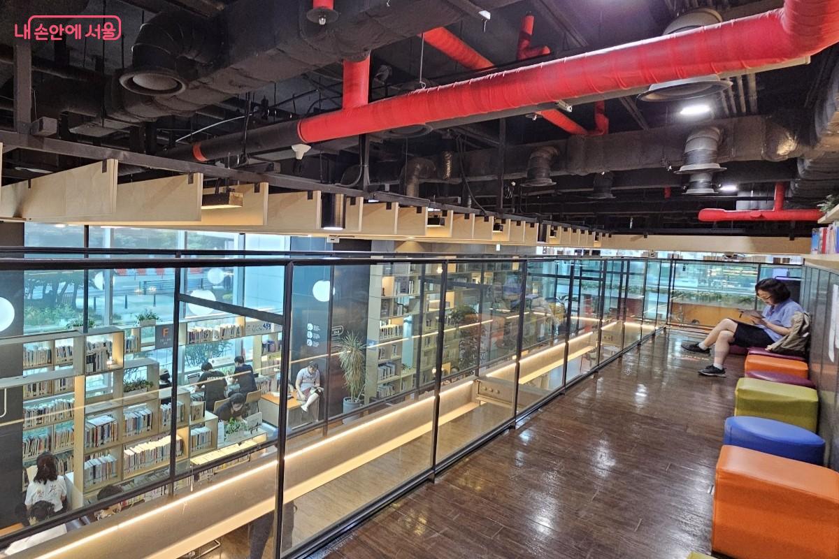 알록달록 무지갯빛 스툴이 있는 &lsquo;북웨이&rsquo; &copy;최정윤