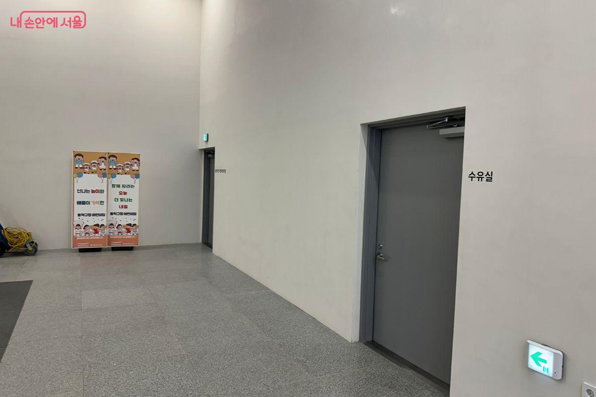 어린이집과 수유실로 갈 수 있는 문 ©김재형