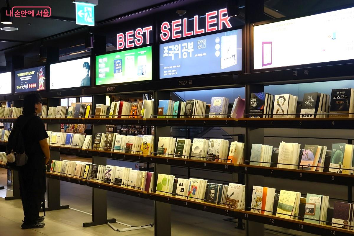 베스트셀러 코너, 읽었던 반가운 책부터 궁금했던 책들로 가득하다. &copy;이봉덕 