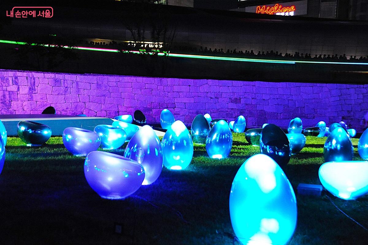 서울성곽에는 미디어파사드가, 잔디밭에는 이번 행사의 메인 콘텐츠인 ‘Light Drops’가 펼쳐지고 있다. ©조수봉