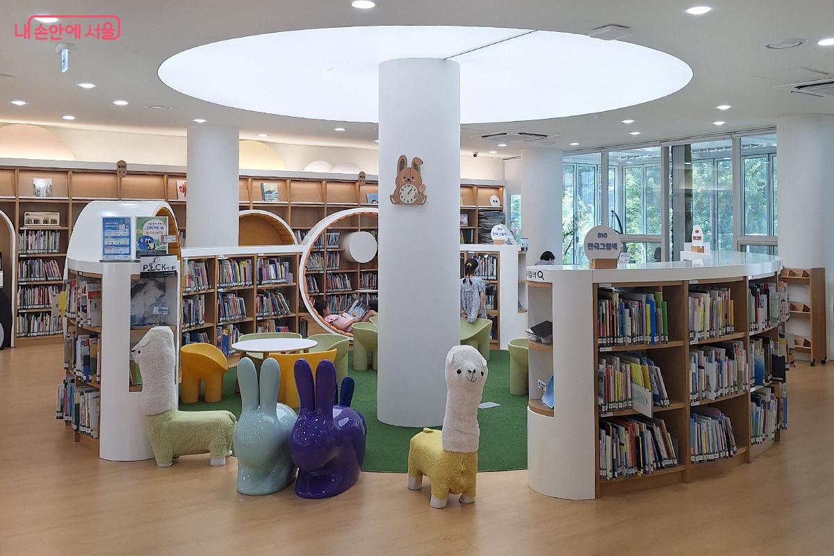 강연, 독서 모임 활성화 프로그램이 진행되는 1층 &lsquo;그림책마루&rsquo; &copy;정향선 
