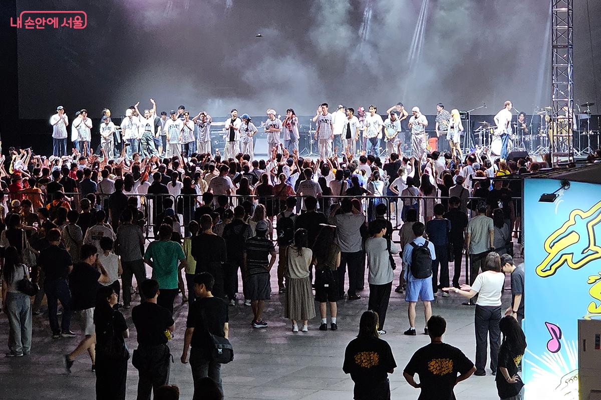 마지막 장면은 축제의 감동과 하나됨을 온전히 느끼게 하는 아름다운 피날레였다. &copy;이혜숙