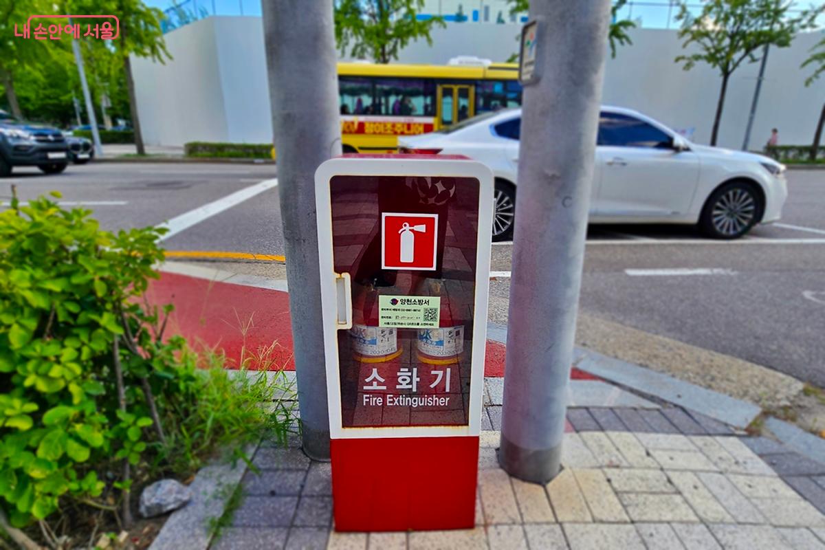 곳곳에 설치된 소화기의 위치를 알아두자. ⓒ김윤경