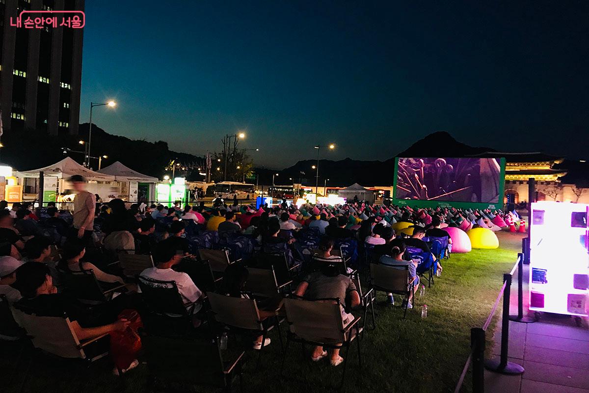 광화문 책마당에서 진행된 달빛낭만극장에서 영화를 관람하는 시민들 ©이정민