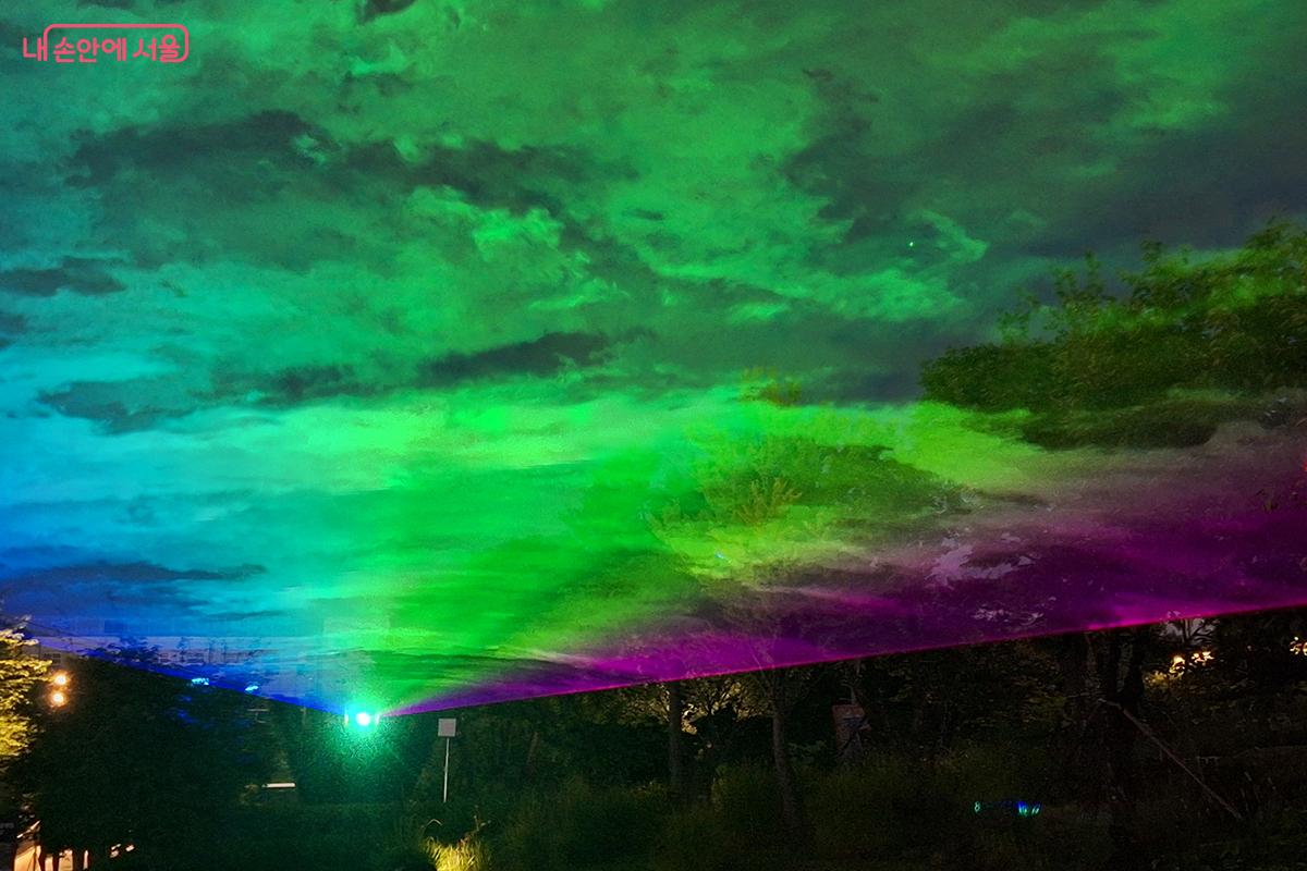 시간의 궤적과 초월성을 표현하는 레이저 포그 아트 ‘Beam Trace’ ©이혜숙