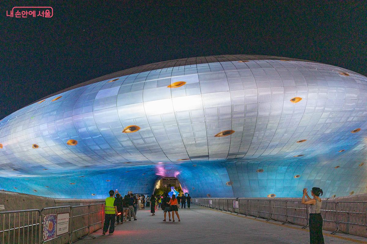 우주선처럼 착륙한 건축, 그 아래 펼쳐지는 서울의 일상과 상상 ©문청야