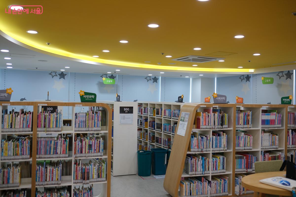 알록달록하게 꾸며진 어린이자료실 ©박우영