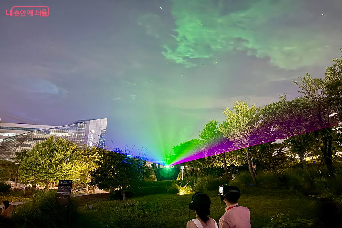 시간과 세대를 넘어 흐르는 찬란한 여정을 레이저와 포그를 통해 보여주는 'Beam Trace' ©김미정