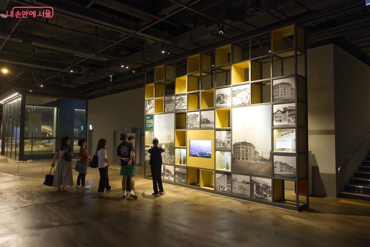 시원한 전시 환경 덕분에 많은 시민들이 찾아와 해설관람을 즐기곤 한다. &copy;임중빈