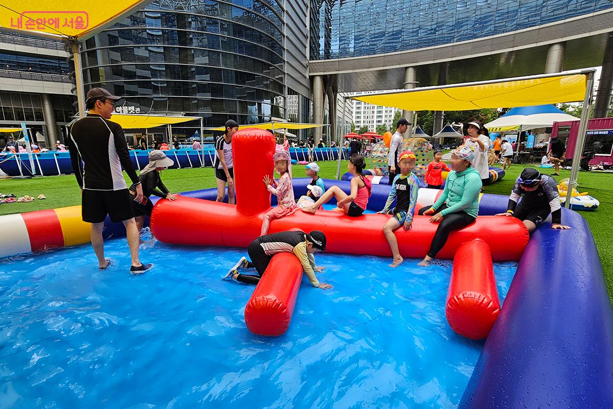 '물배' 위에 올라 물이 차오르길 기다리는 아이와 보호자들의 모습이 즐거워 보인다. ©이혜숙