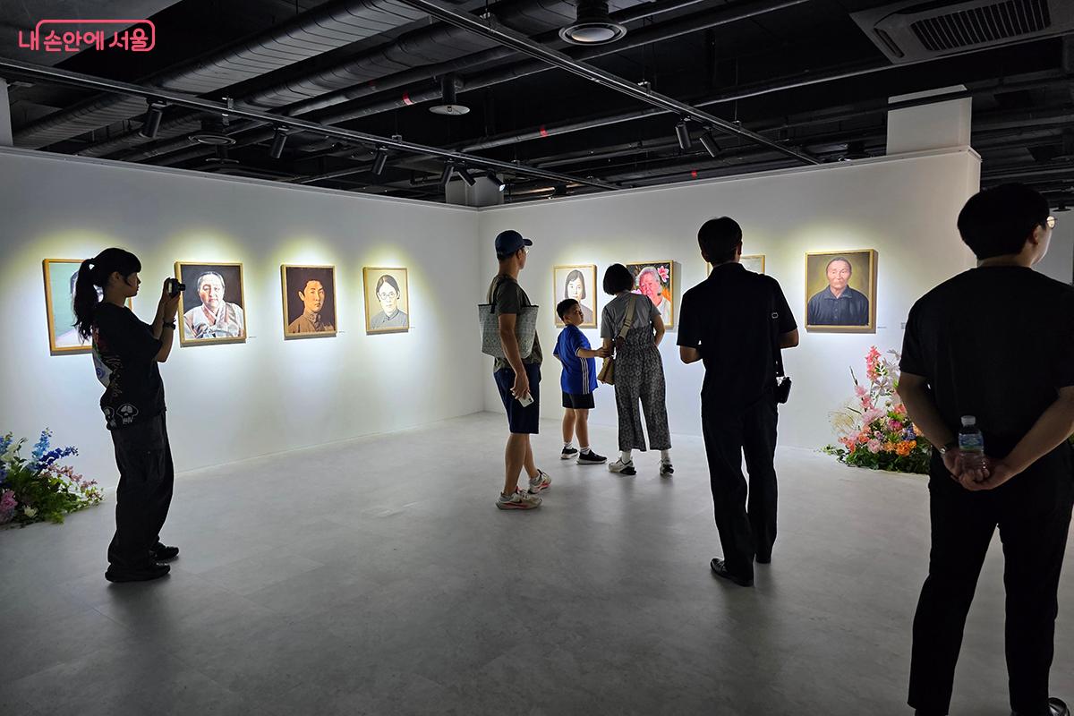 여성 독립운동가 80인 초상화전(展) <광복의 모든 이름>을 관람하고 있는 시민들의 모습 ©이혜숙