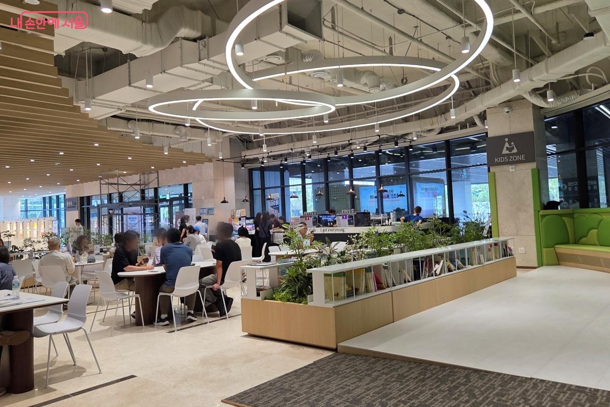 지난 6월, 개청한 광진구청 1층도 무더위쉼터로 운영 중이다. &copy;김미선